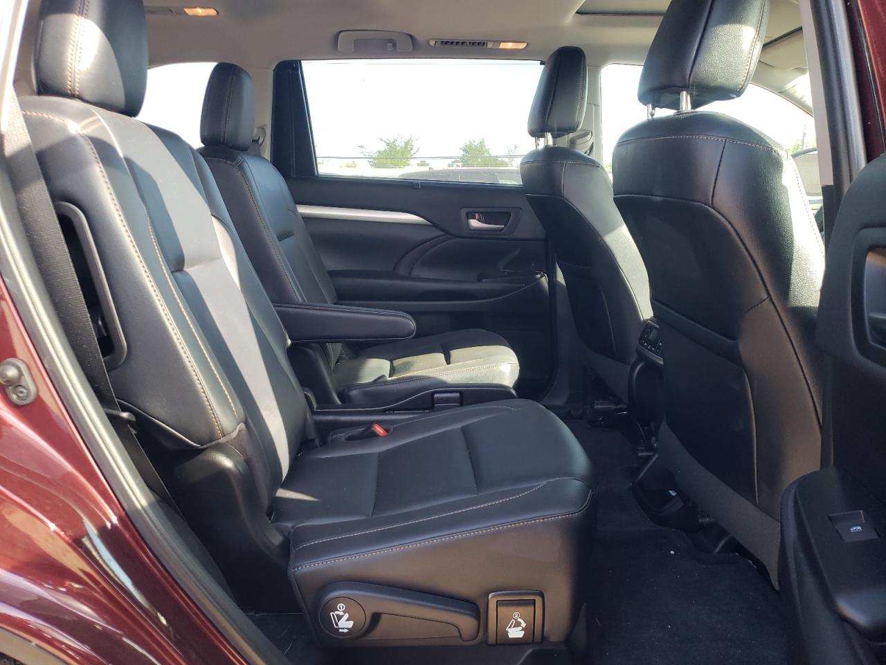 Photo 6 from auction – 2019 TOYOTA HIGHLANDER with VIN 5TDKZRFH8KS304435