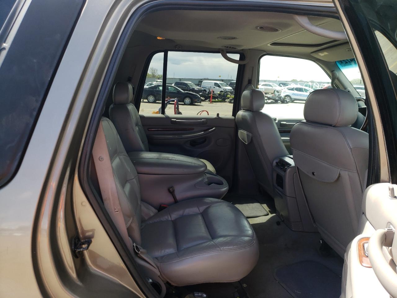 Photo 6 from auction – 2001 LINCOLN NAVIGATOR with VIN 5LMFU28R01LJ21651