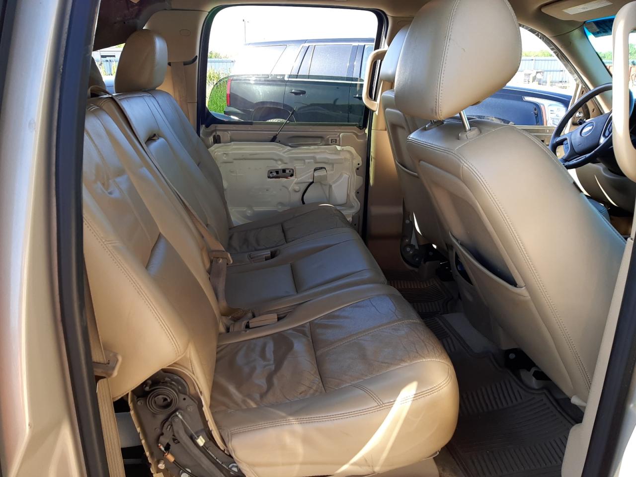Photo 6 from auction – 2011 CHEVROLET SUBURBAN C with VIN 1GNSCJE02BR324975