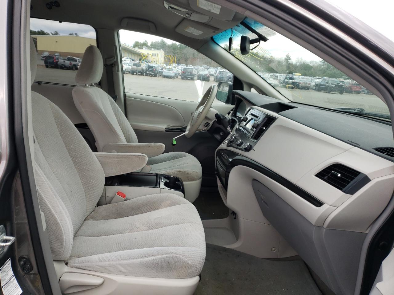 Photo 5 from auction – 2011 TOYOTA SIENNA LE with VIN 5TDJK3DC8BS012451