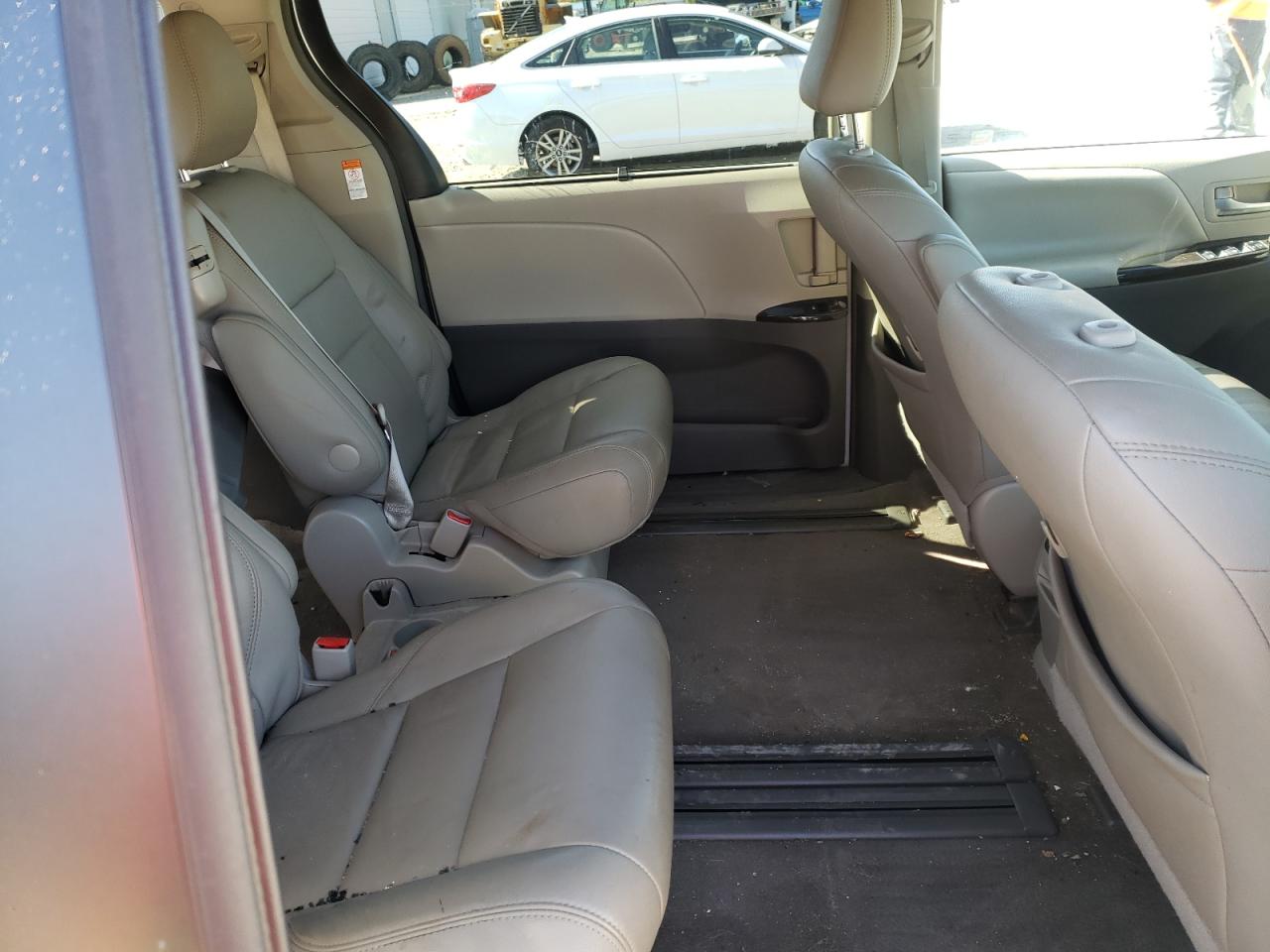 Photo 6 from auction – 2017 TOYOTA SIENNA XLE with VIN 5TDYZ3DC6HS808988