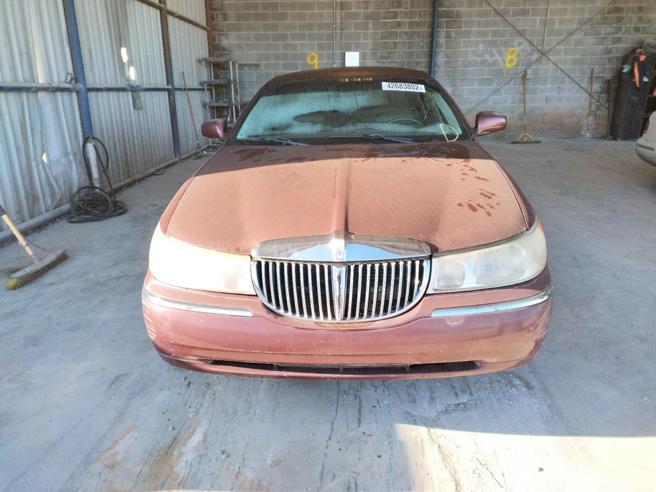 Photo 9 from auction – 2000 LINCOLN TOWN CAR E with VIN 1LNHM81W8YY794702