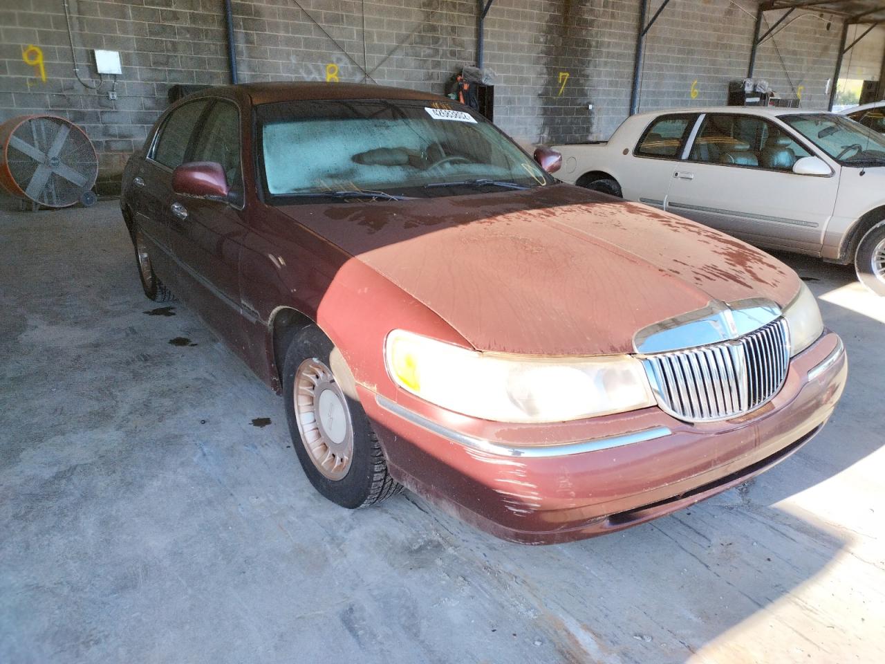 LINCOLN TOWN CAR E 2000 with VIN 1LNHM81W8YY794702 - Photo from auction