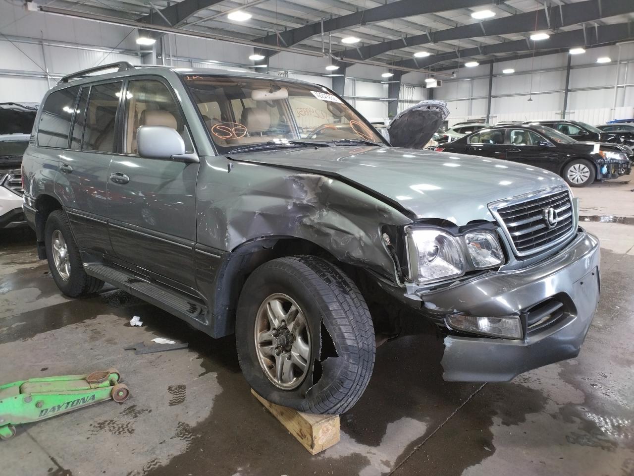 LEXUS LX 470 2002 with VIN JTJHT00W623522712 - Photo from auction