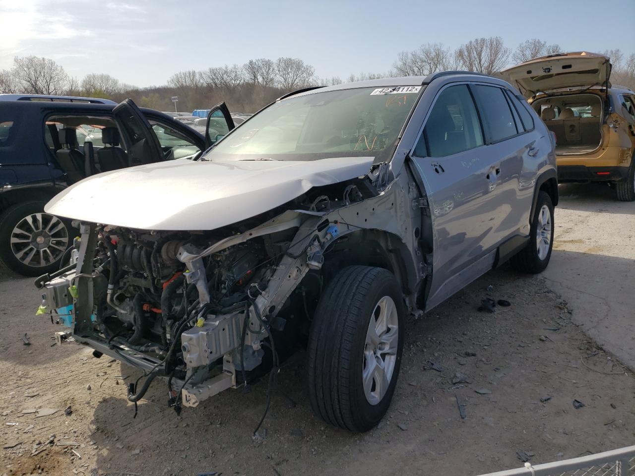 Photo 2 from auction – 2020 TOYOTA RAV4 LE with VIN JTMMWRFV6LD059641