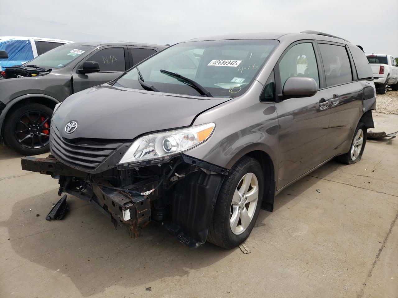 Photo 2 from auction – 2016 TOYOTA SIENNA LE with VIN 5TDKK3DC4GS724144