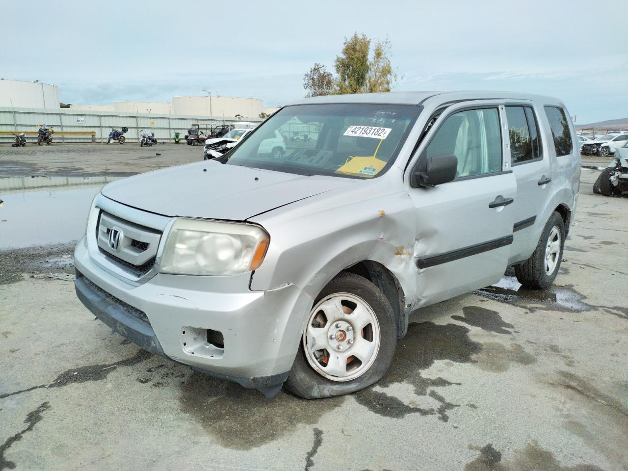 Photo 2 from auction – 2011 HONDA PILOT LX with VIN 5FNYF4H26BB101532