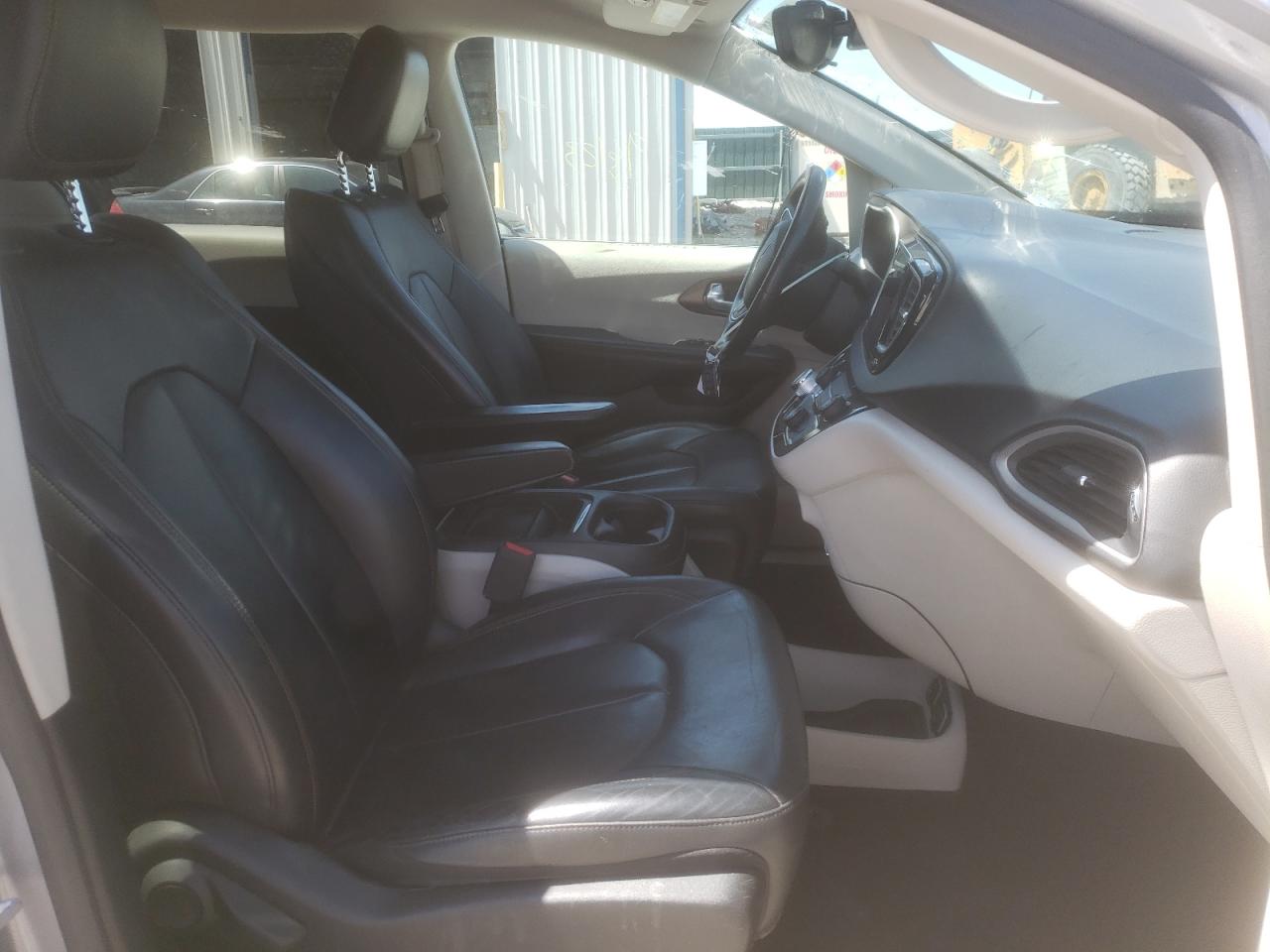 Photo 5 from auction – 2017 CHRYSLER PACIFICA T with VIN 2C4RC1BG3HR532746