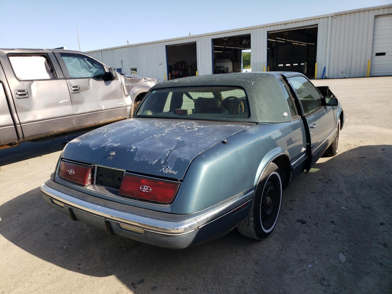 Photo 4 from auction – 1992 BUICK RIVIERA with VIN 1G4EZ13L4NU404325