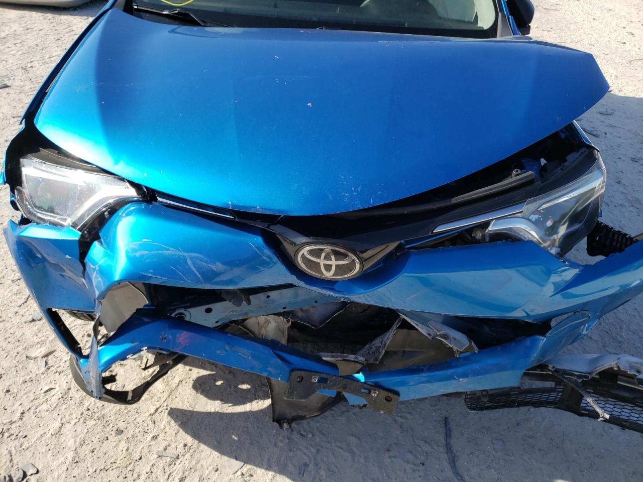 Photo 7 from auction – 2018 TOYOTA RAV4 LE with VIN JTMBFREVXJJ219575