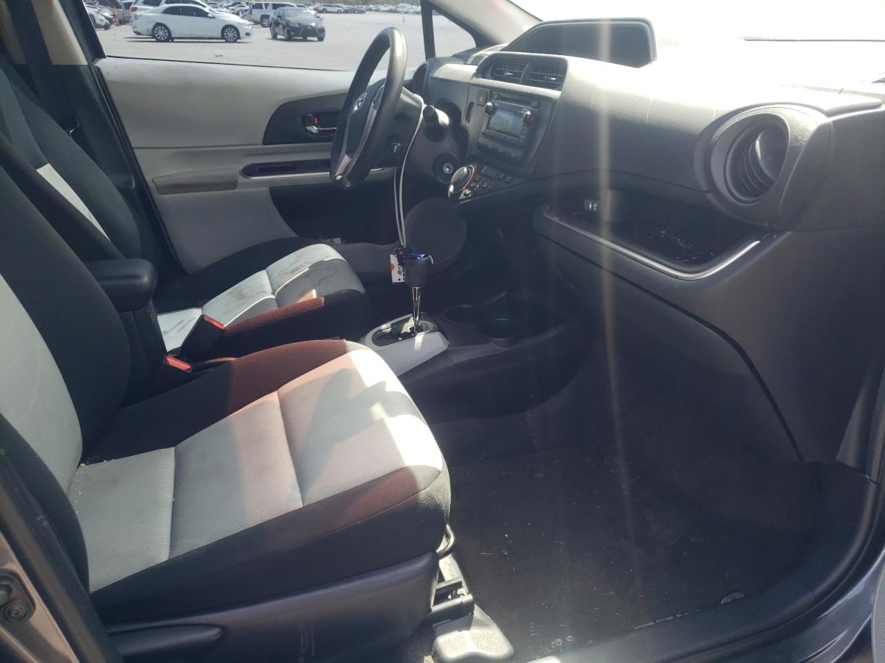 Photo 5 from auction – 2014 TOYOTA PRIUS C with VIN JTDKDTB32E1076648
