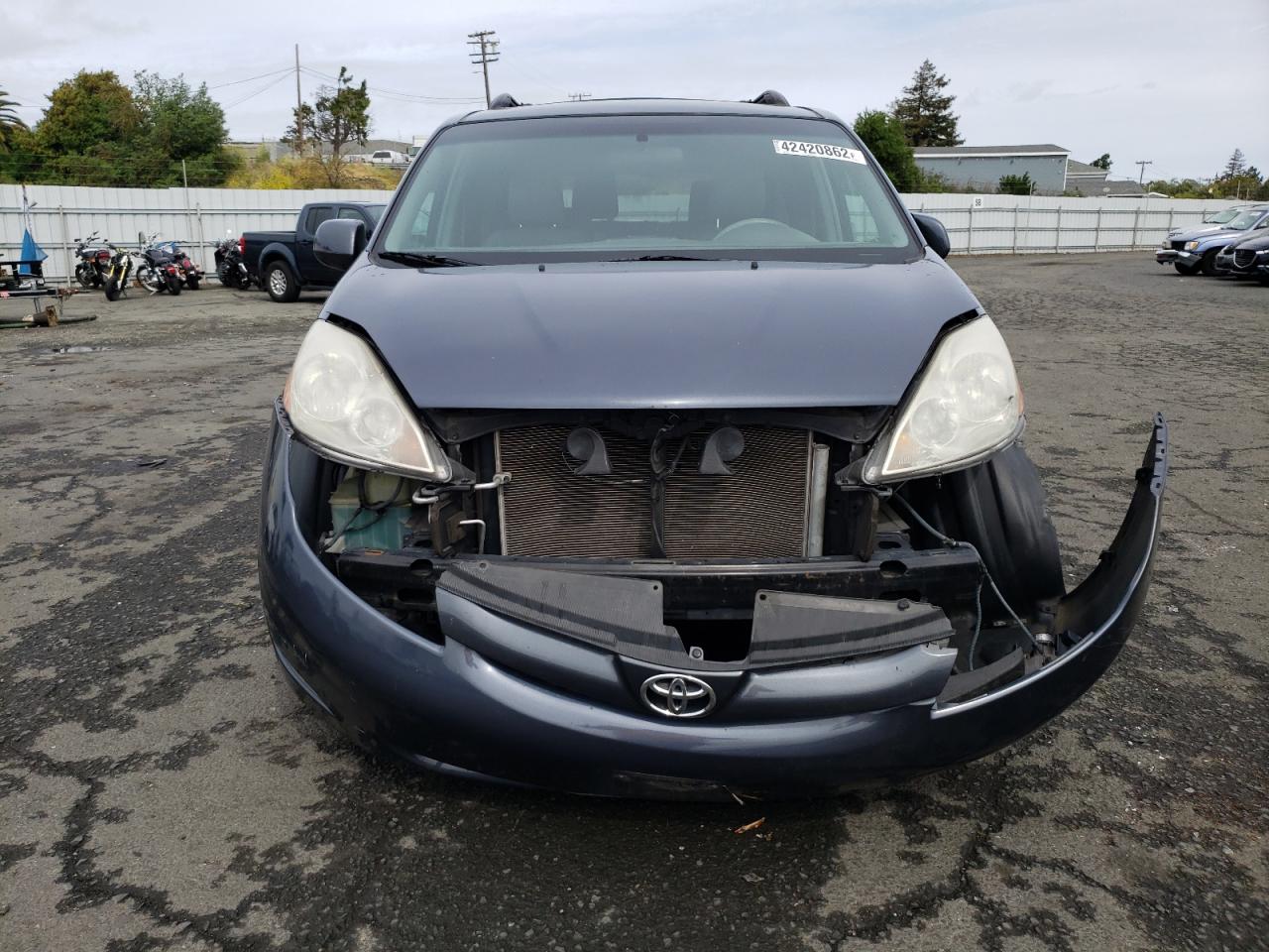 Photo 9 from auction – 2010 TOYOTA SIENNA XLE with VIN 5TDYK4CC8AS301656