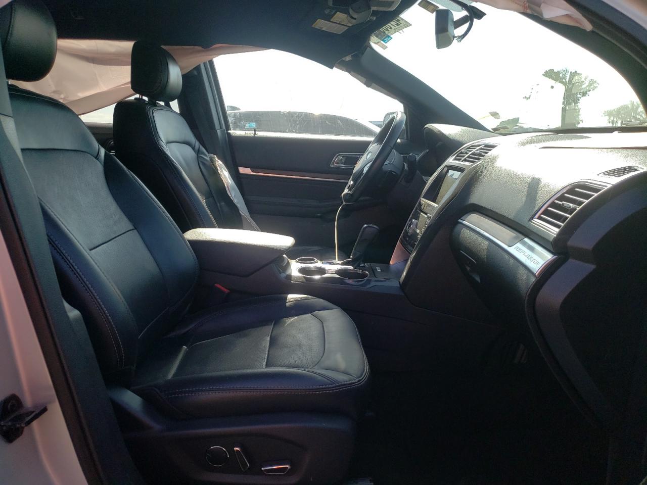 Photo 5 from auction – 2017 FORD EXPLORER L with VIN 1FM5K7F86HGC68846