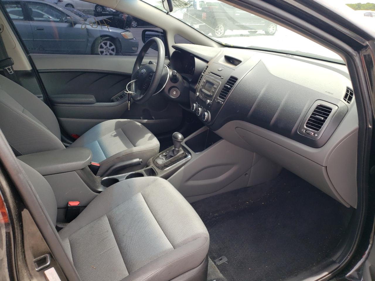 Photo 5 from auction – 2017 KIA FORTE LX with VIN 3KPFK4A70HE083617
