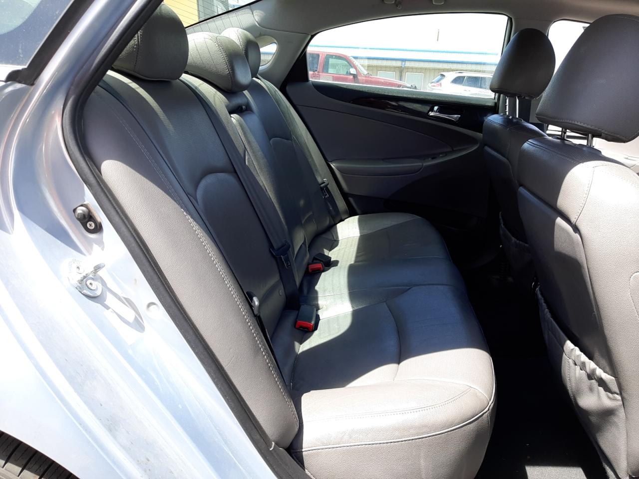 Photo 6 from auction – 2011 HYUNDAI SONATA SE with VIN 5NPEC4AC2BH116755