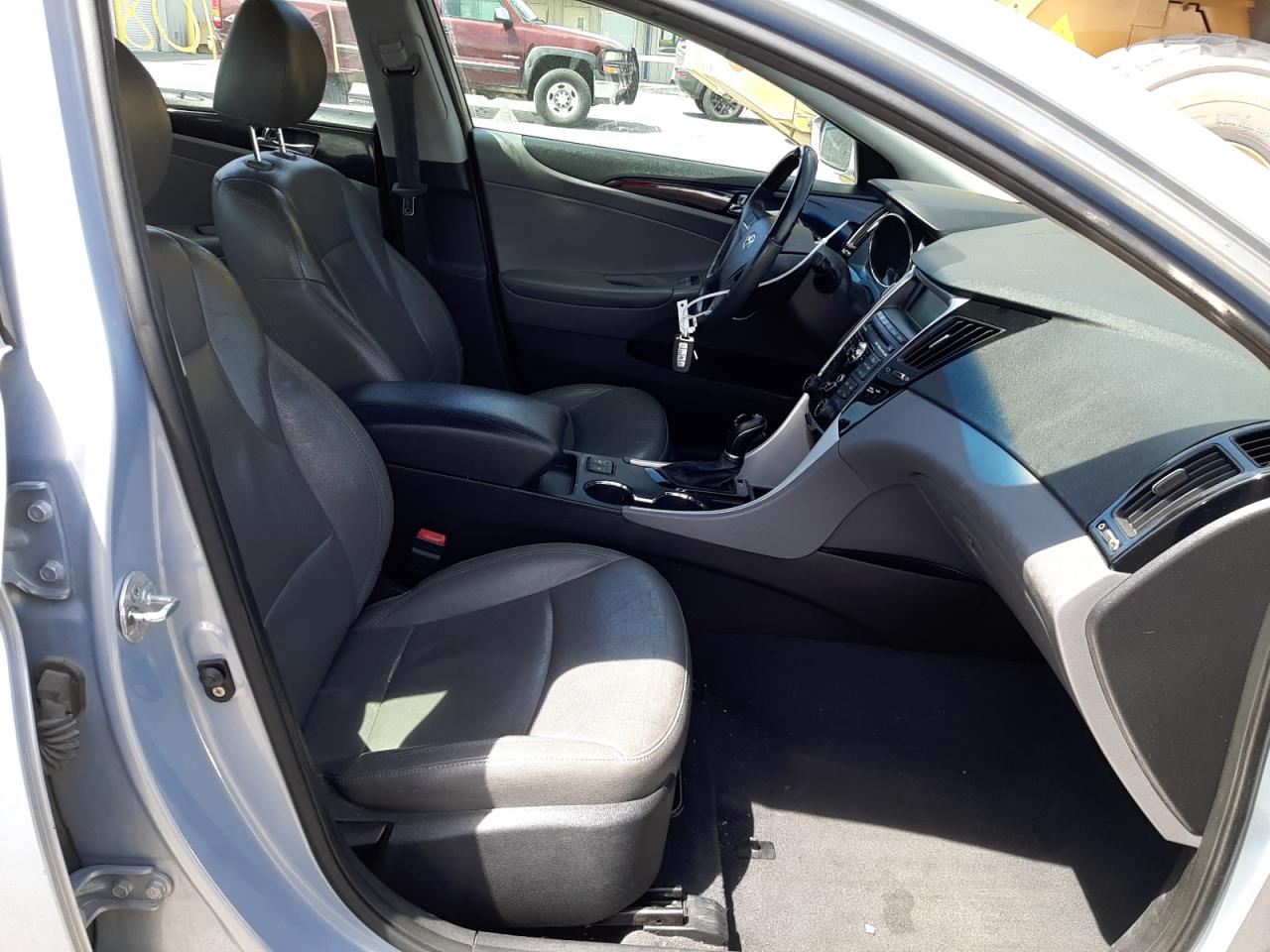 Photo 5 from auction – 2011 HYUNDAI SONATA SE with VIN 5NPEC4AC2BH116755