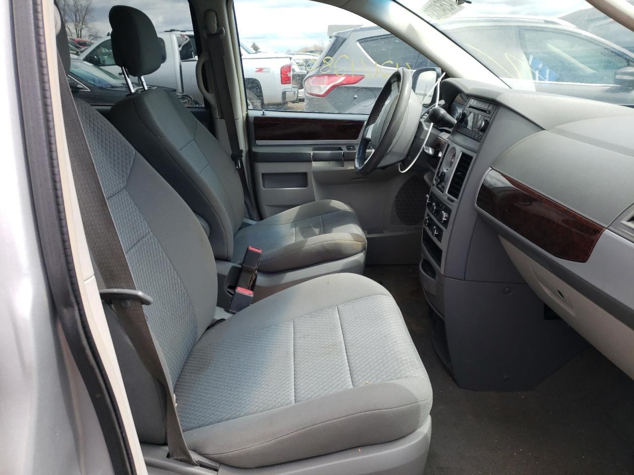 Photo 5 from auction – 2010 CHRYSLER TOWN & COU with VIN 2A4RR5D12AR468035
