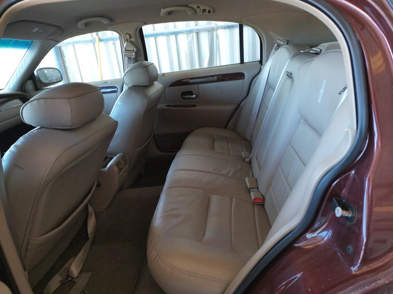 Photo 6 from auction – 2000 LINCOLN TOWN CAR E with VIN 1LNHM81W8YY794702