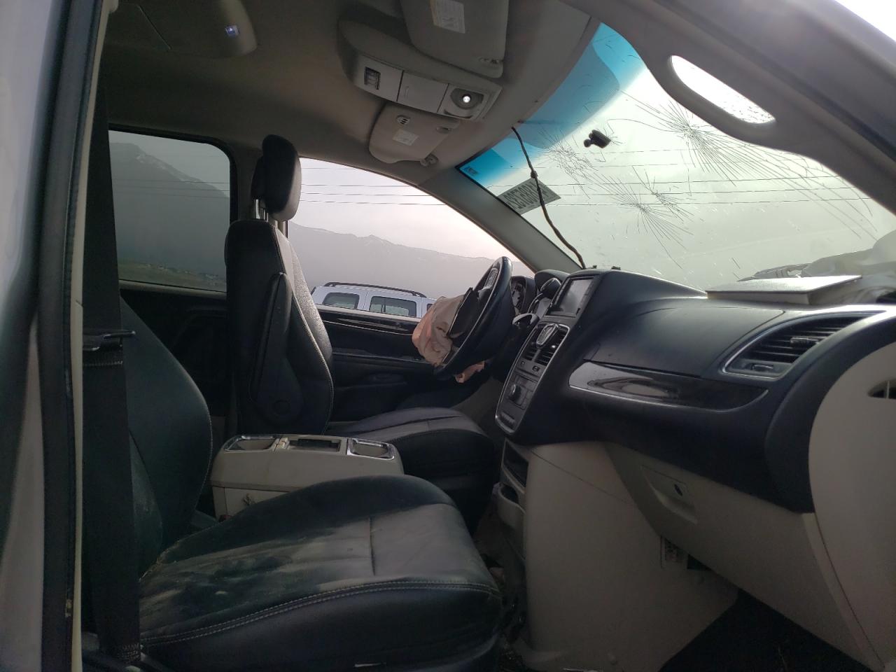 Photo 5 from auction – 2016 CHRYSLER TOWN & COU with VIN 2C4RC1BG7GR271295