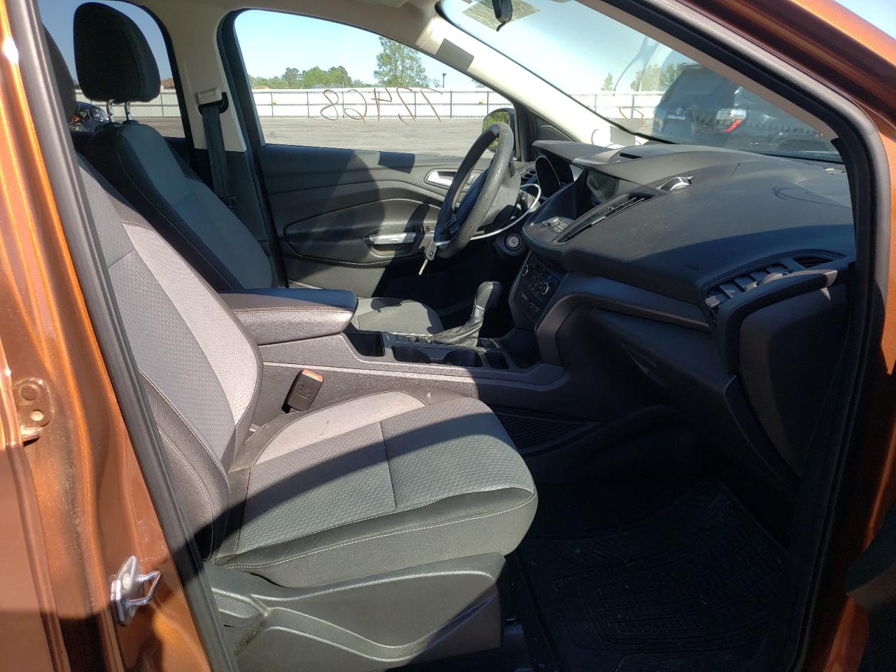 Photo 5 from auction – 2017 FORD ESCAPE SE with VIN 1FMCU9GDXHUD86019
