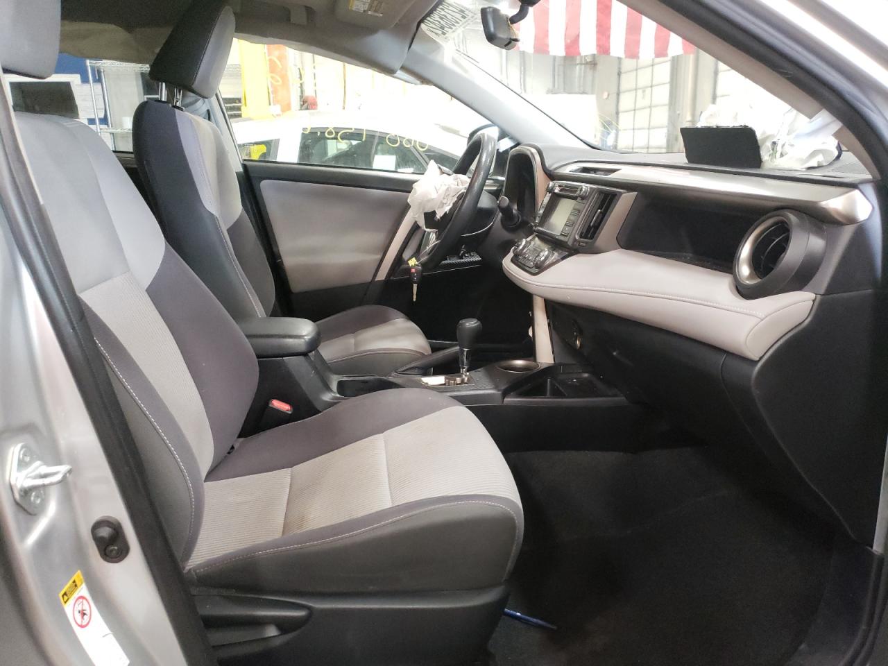 Photo 5 from auction – 2014 TOYOTA RAV4 XLE with VIN JTMRFREV8ED049557