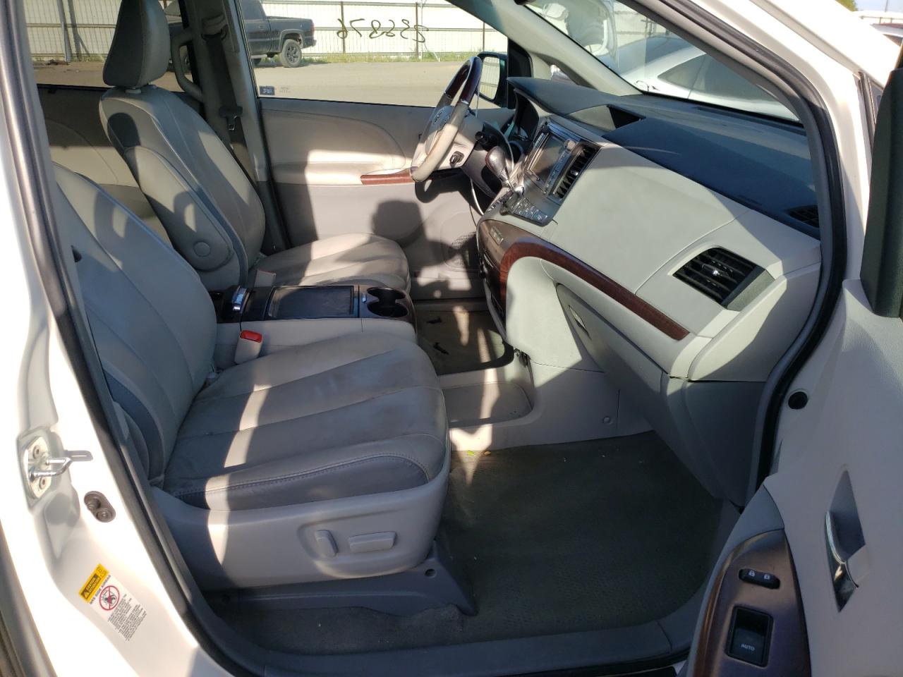 Photo 5 from auction – 2012 TOYOTA SIENNA XLE with VIN 5TDYK3DC9CS219088