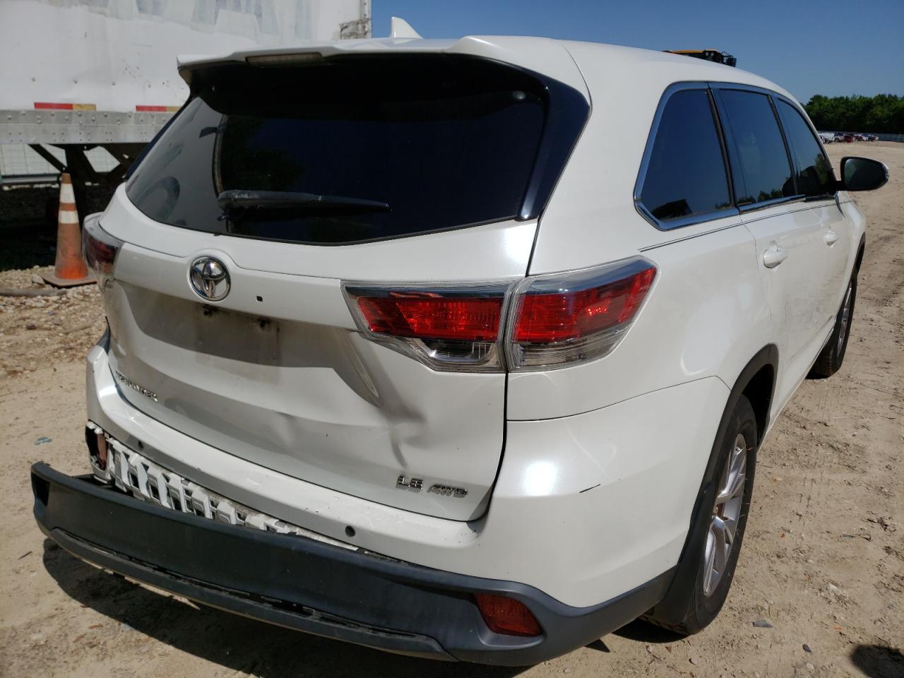 Photo 4 from auction – 2015 TOYOTA HIGHLANDER with VIN 5TDBKRFH8FS091321