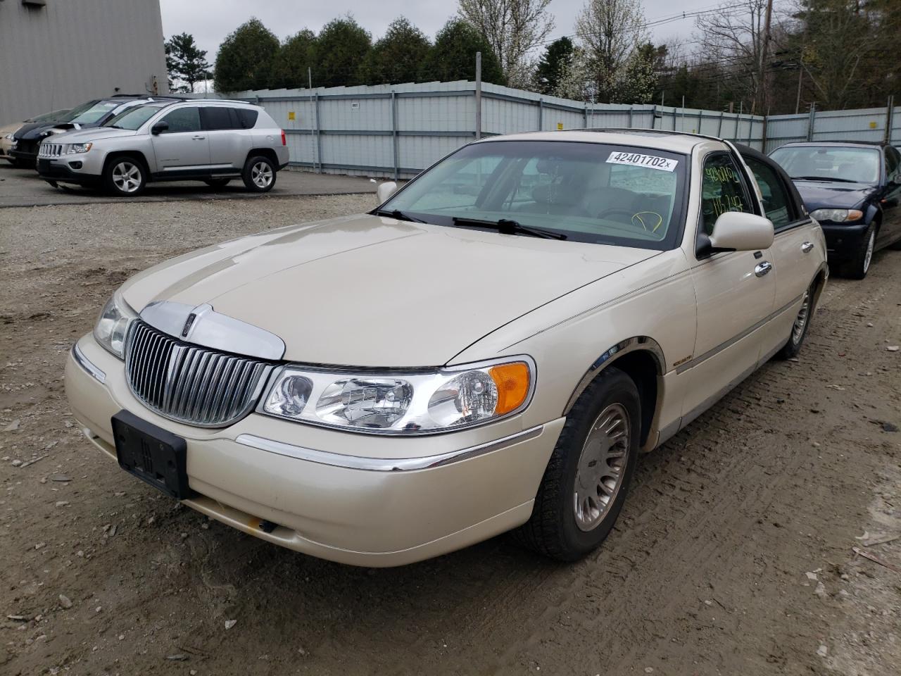 Photo 2 from auction – 2001 LINCOLN TOWN CAR C with VIN 1LNHM83W01Y723030