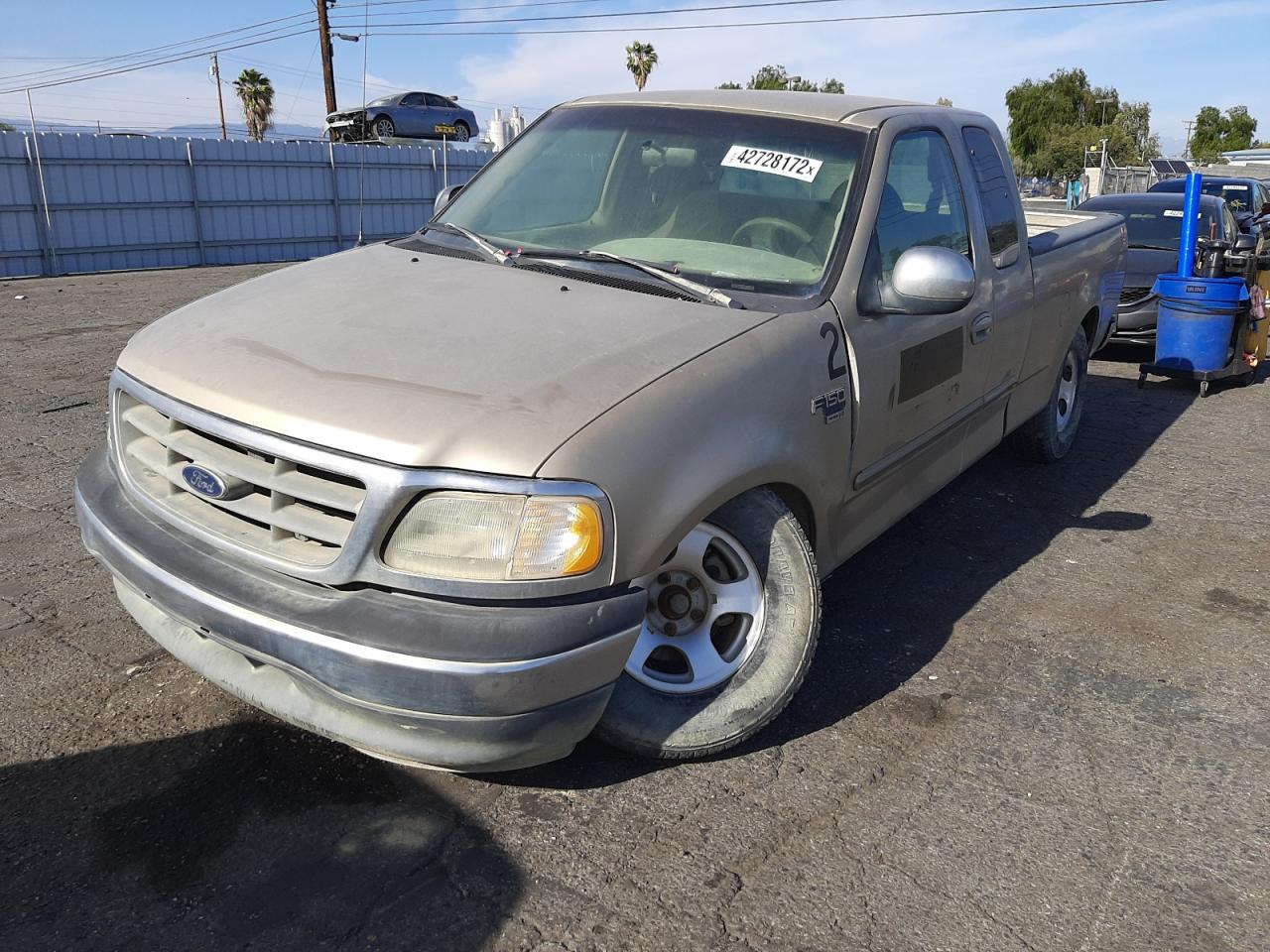 Photo 2 from auction – 2000 FORD F150 with VIN 1FTRX17W7YNB20329