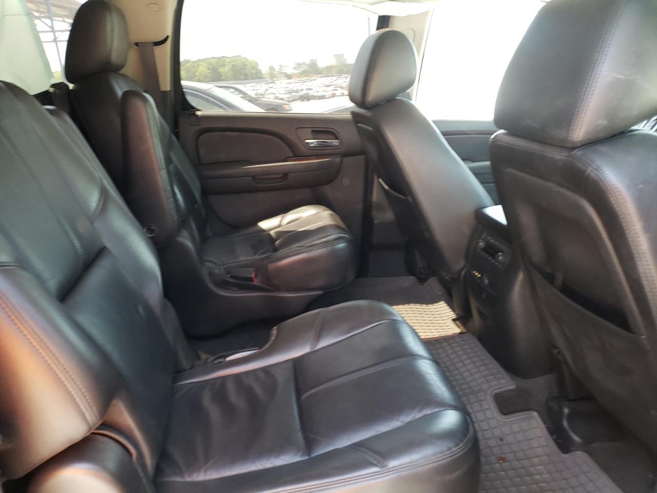 Photo 6 from auction – 2011 CHEVROLET SUBURBAN K with VIN 1GNSKJE3XBR390915