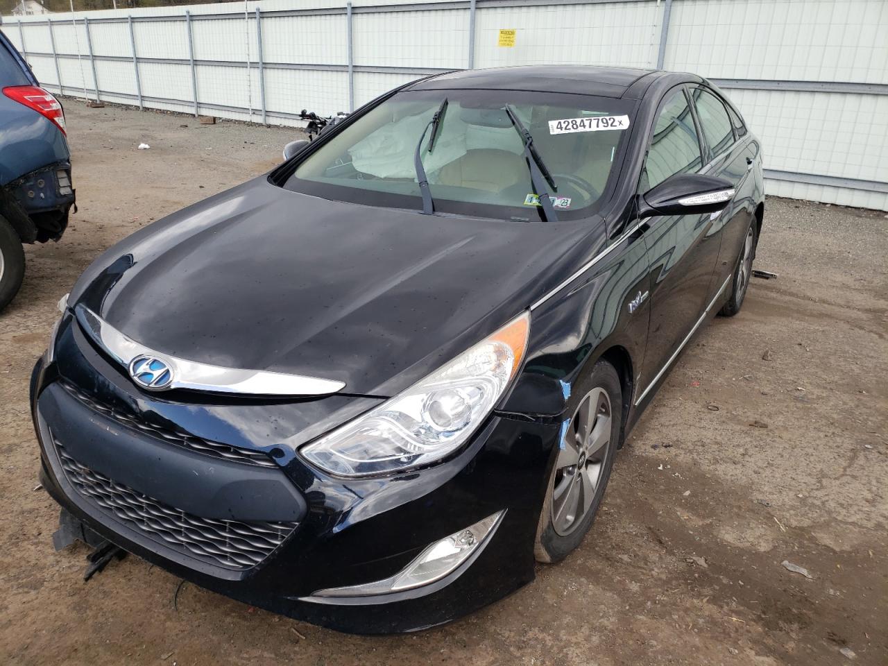 Photo 2 from auction – 2011 HYUNDAI SONATA HYB with VIN KMHEC4A46BA011020