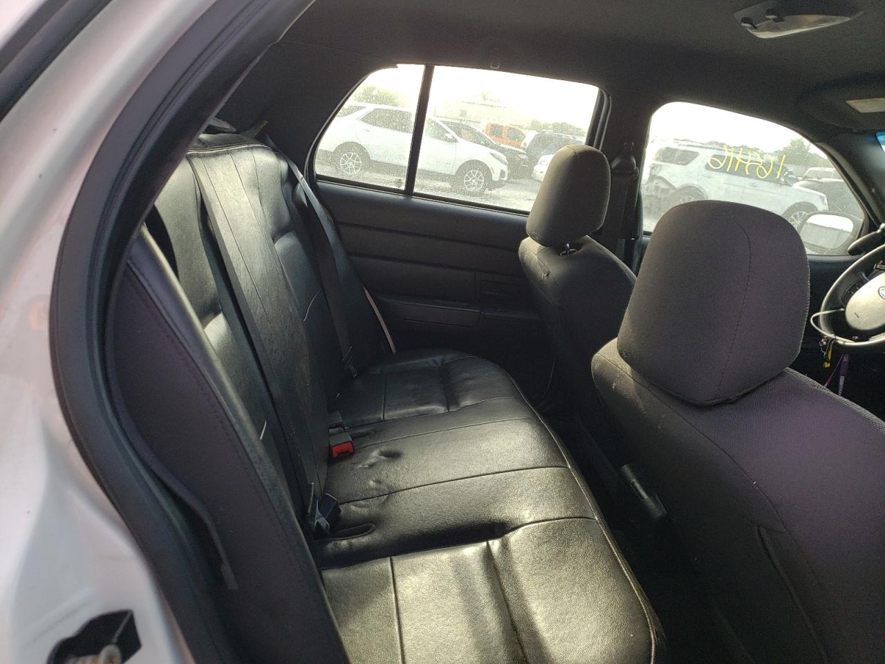 Photo 18 from auction – 2005 FORD CROWN VICT with VIN 2FAFP71W85X123562