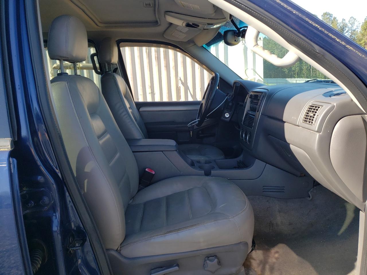 Photo 5 from auction – 2004 FORD EXPLORER X with VIN 1FMZU73K64UA39820