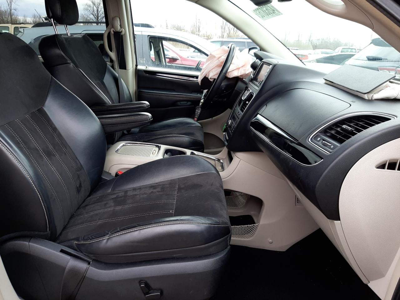 Photo 5 from auction – 2014 CHRYSLER TOWN & COU with VIN 2C4RC1CG6ER470415