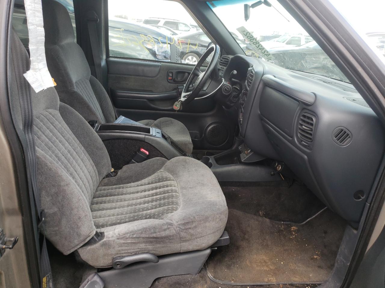 Photo 5 from auction – 2002 CHEVROLET BLAZER with VIN 1GNDT13W72K217476