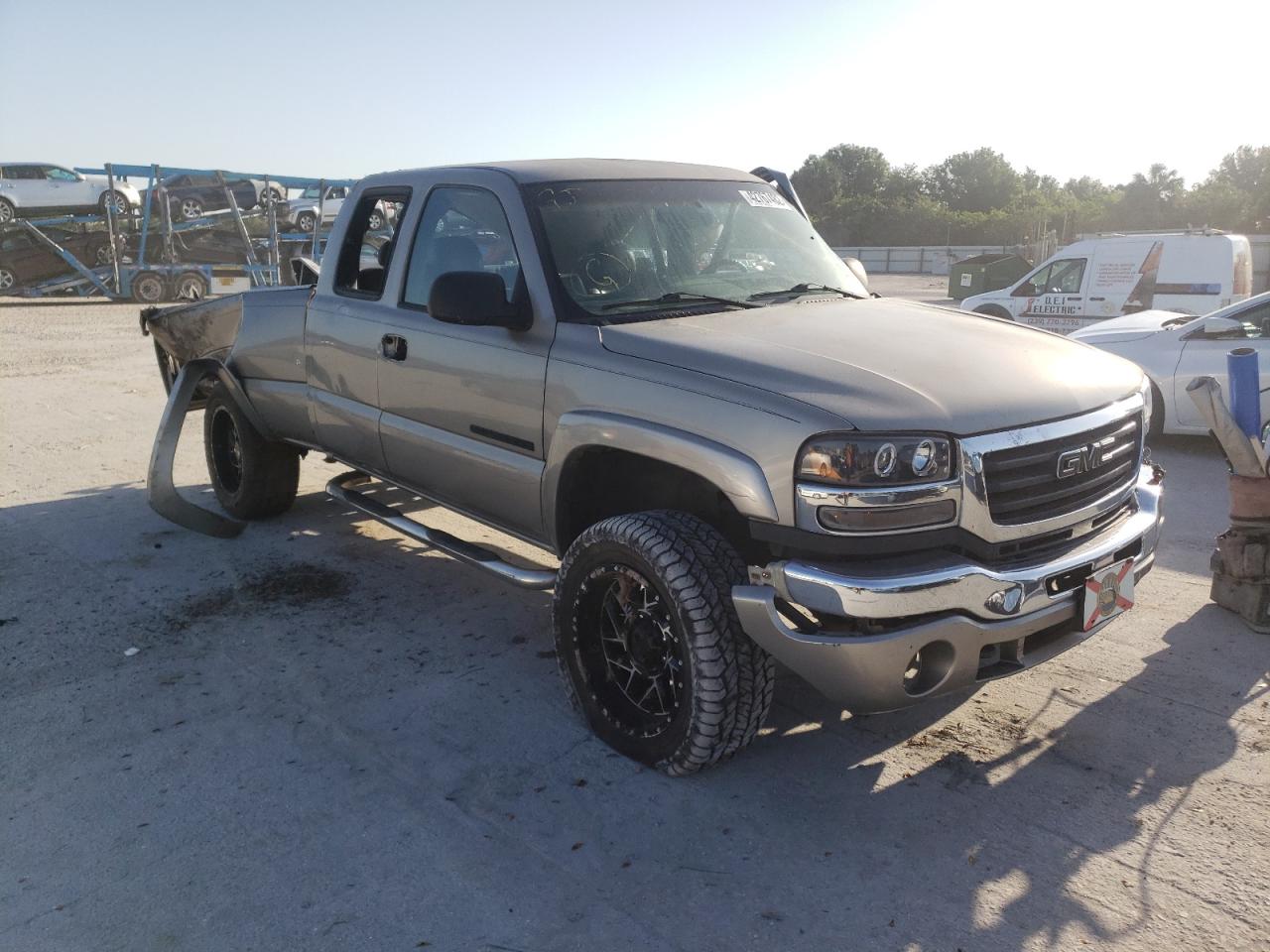 GMC SIERRA C25 2003 with VIN 1GTHC29U23E345680 - Photo from auction