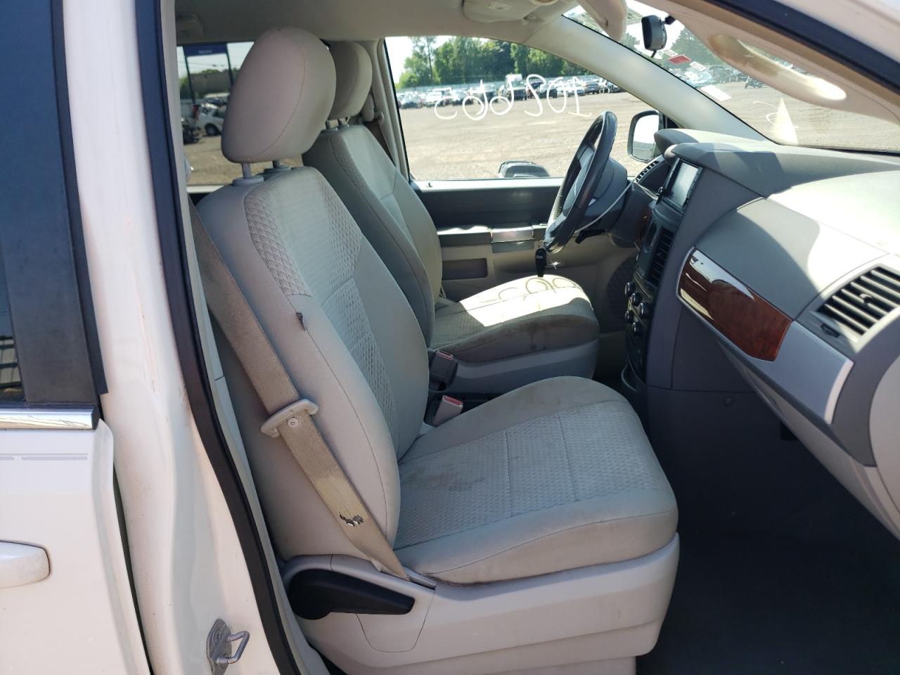 Photo 5 from auction – 2008 CHRYSLER TOWN & COU with VIN 2A8HR54P48R727732