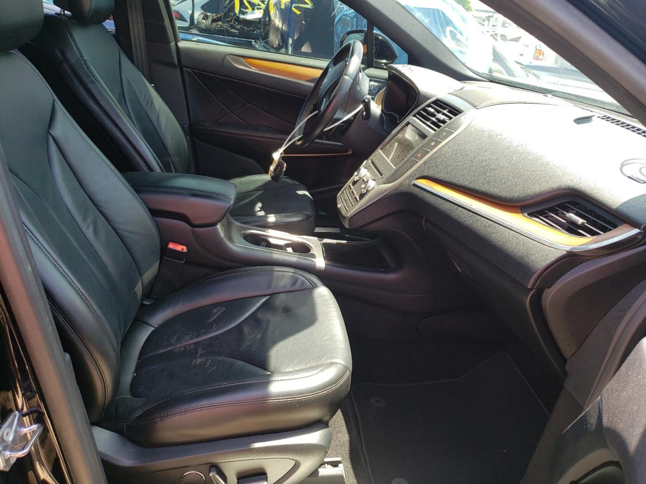 Photo 5 from auction – 2017 LINCOLN MKC RESERV with VIN 5LMCJ3C91HUL46741