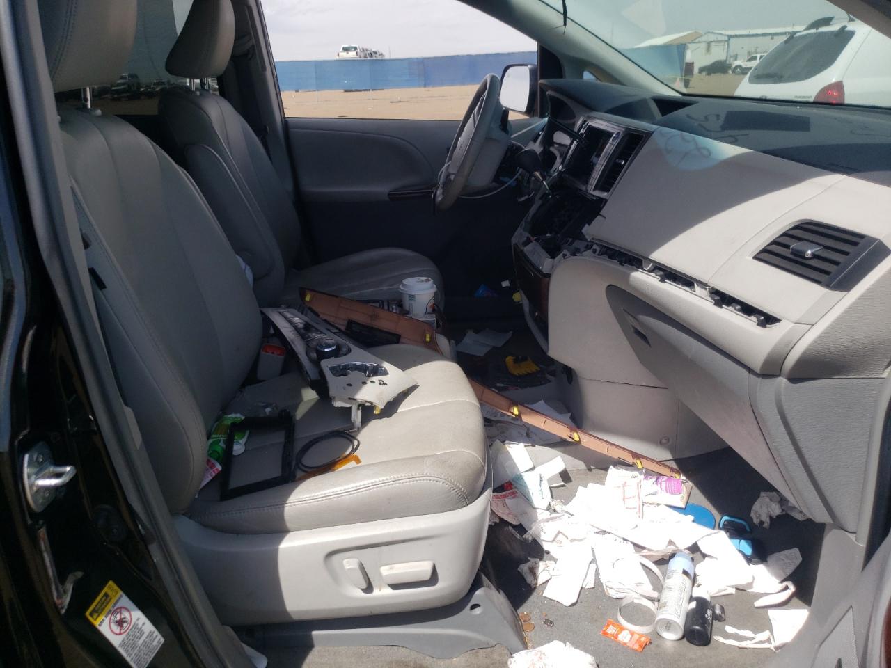 Photo 5 from auction – 2013 TOYOTA SIENNA XLE with VIN 5TDYK3DC0DS357474
