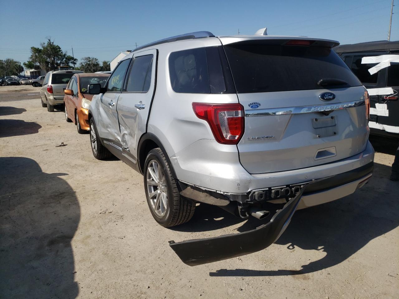 Photo 3 from auction – 2017 FORD EXPLORER L with VIN 1FM5K7F86HGC68846