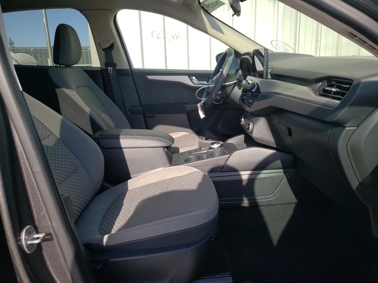Photo 5 from auction – 2020 FORD ESCAPE SE with VIN 1FMCU0G61LUA33173