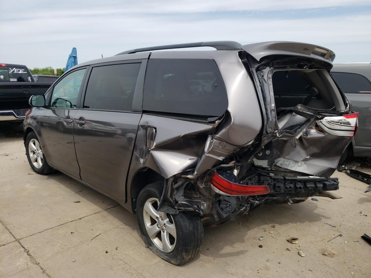 Photo 3 from auction – 2016 TOYOTA SIENNA LE with VIN 5TDKK3DC4GS724144