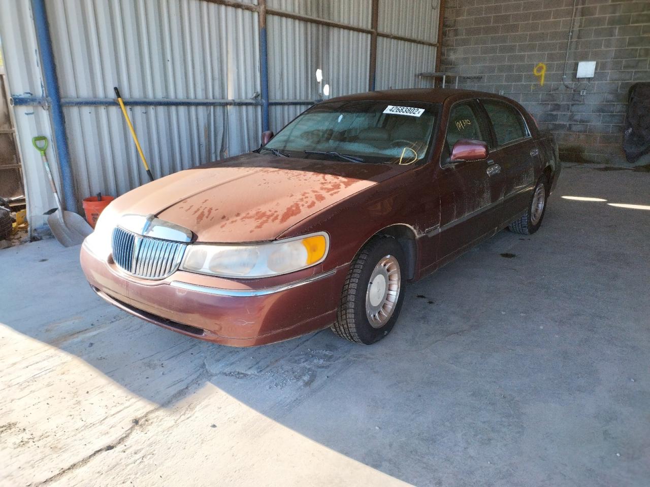 Photo 2 from auction – 2000 LINCOLN TOWN CAR E with VIN 1LNHM81W8YY794702