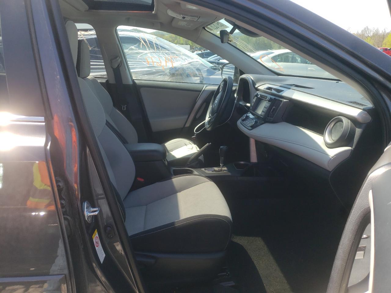 Photo 5 from auction – 2017 TOYOTA RAV4 XLE with VIN 2T3WFREV0HW404537