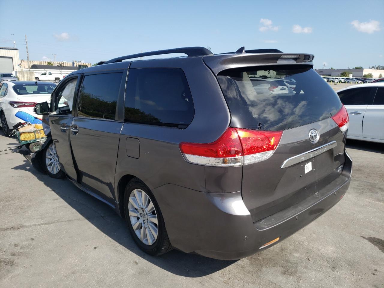 Photo 3 from auction – 2014 TOYOTA SIENNA XLE with VIN 5TDDK3DC1ES078471