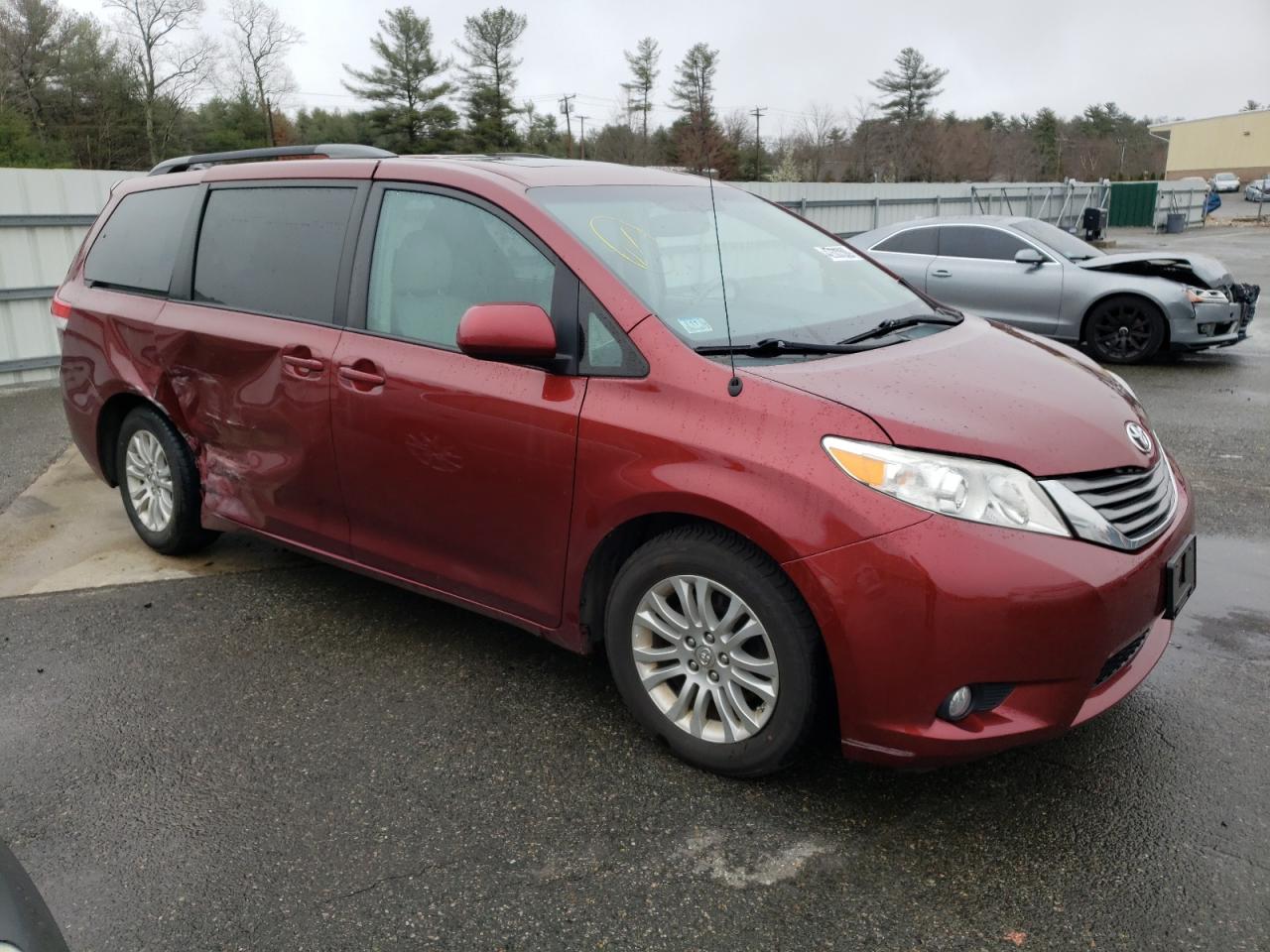 TOYOTA SIENNA XLE 2011 with VIN 5TDYK3DC2BS055326 - Photo from auction