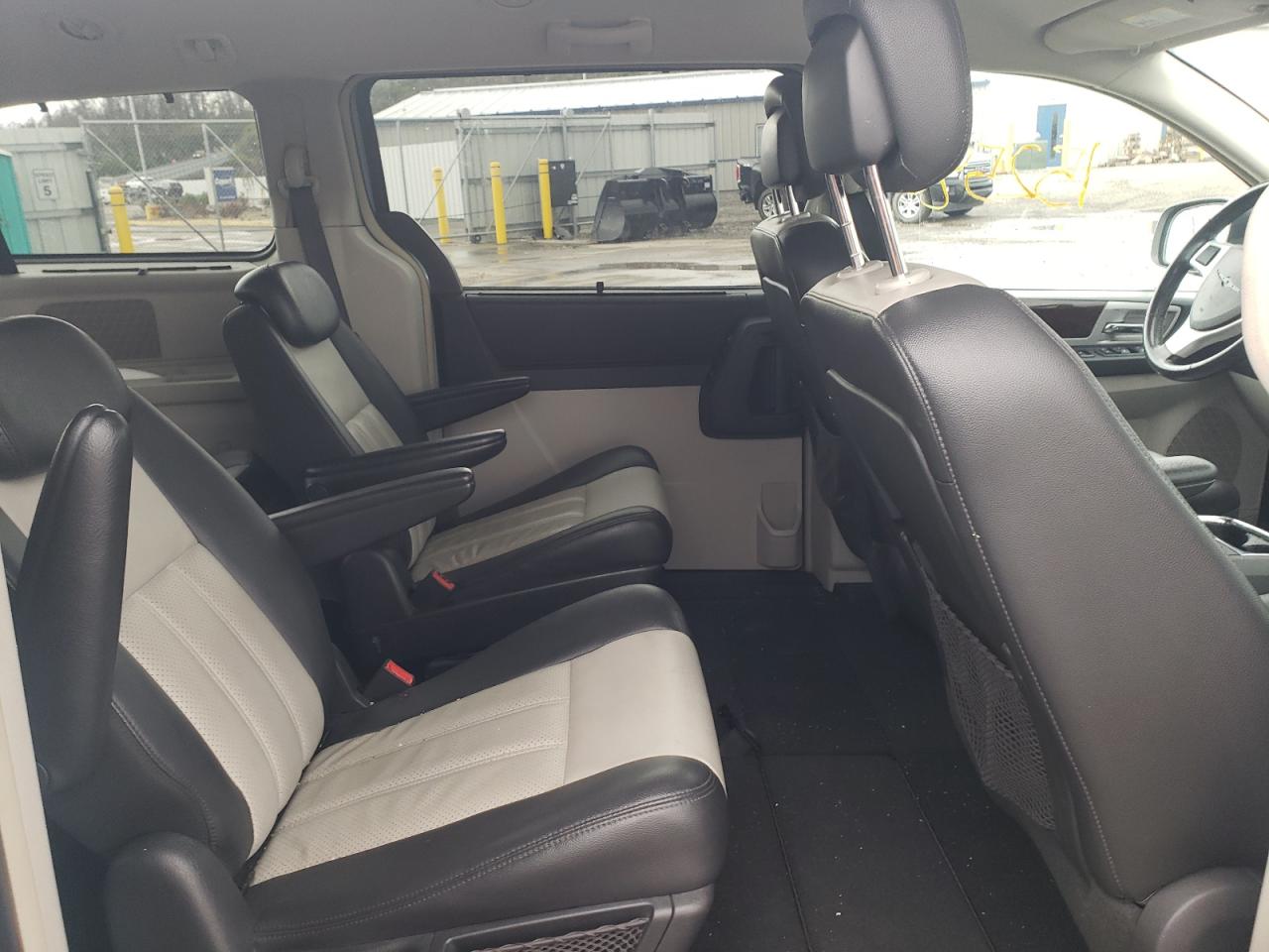 Photo 6 from auction – 2010 CHRYSLER TOWN & COU with VIN 2A4RR8D16AR414948