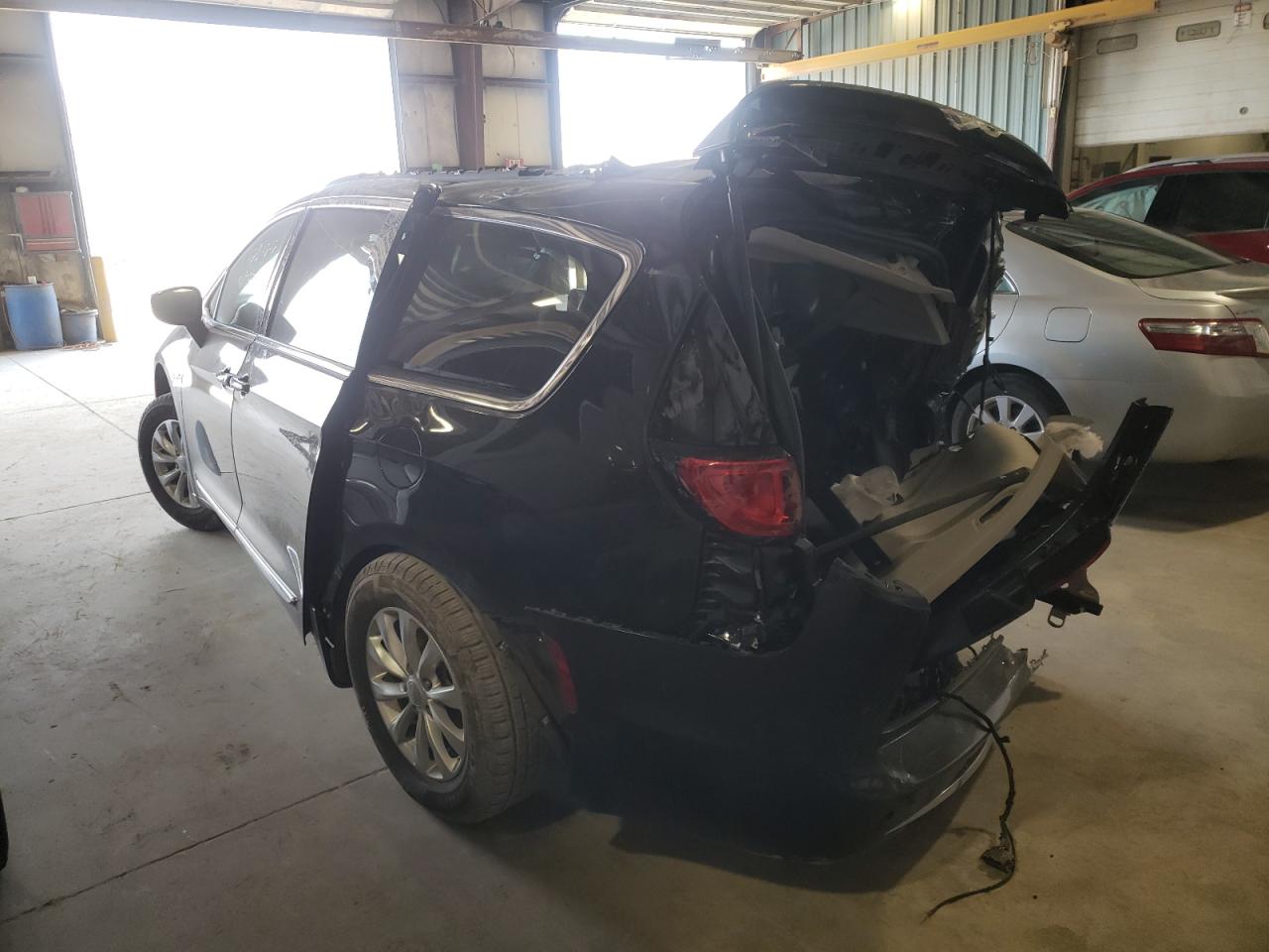 Photo 3 from auction – 2017 CHRYSLER PACIFICA T with VIN 2C4RC1BG2HR794533
