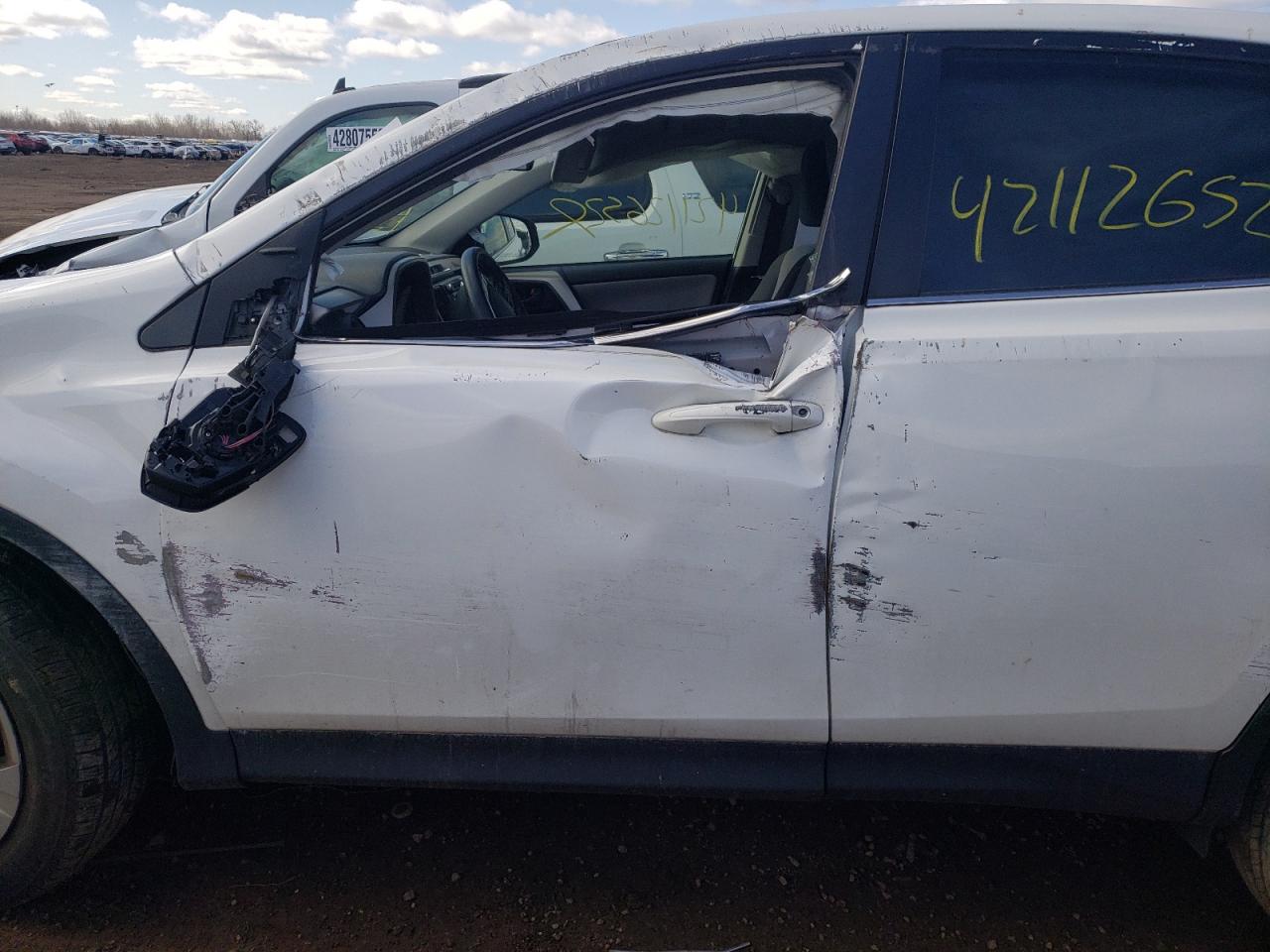 Photo 9 from auction – 2015 TOYOTA RAV4 LE with VIN JTMBFREV2FJ045105