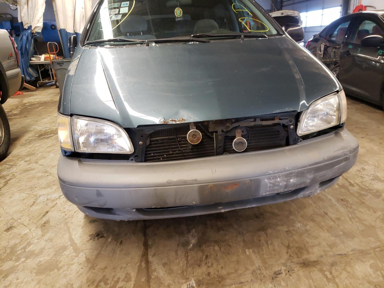 Photo 9 from auction – 2000 TOYOTA SIENNA LE with VIN 4T3ZF13C0YU261024